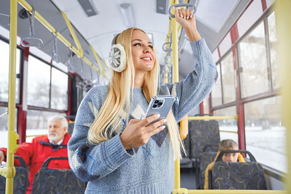 Rodzaje biletów komunikacji miejskiej – tradycyjne i nowoczesne rozwiązania z zabezpieczeniami holograficznymi